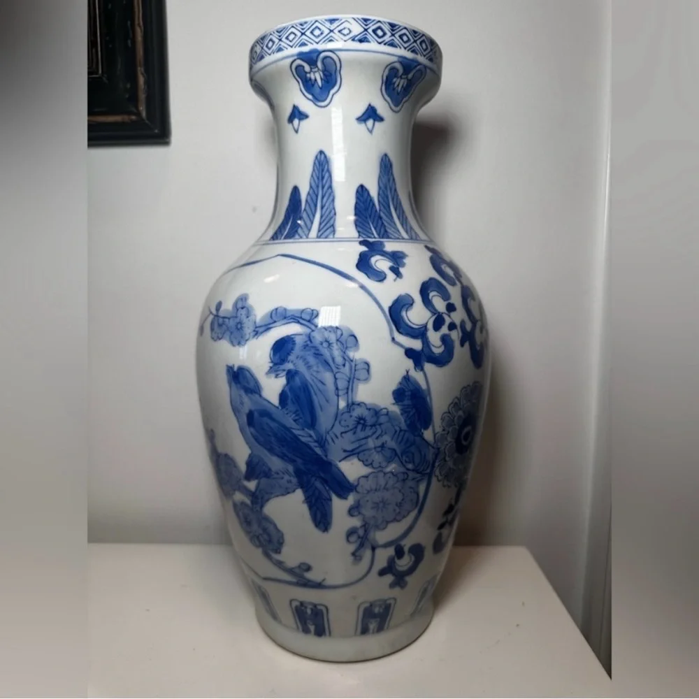 💙🤍Vintage Blue and White Chinese Vase